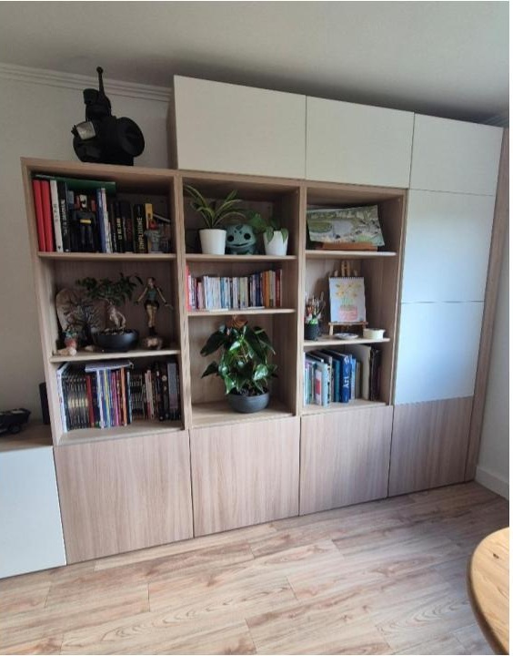 Étagère après rénovation avec vinyle adhésif - Résultat final transformé