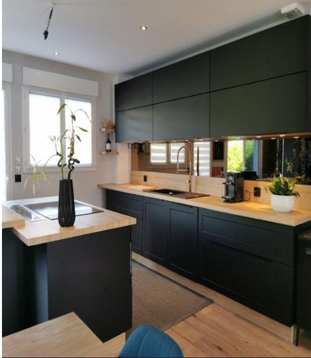 Cuisine après rénovation avec vinyle adhésif - Résultat final modernisé