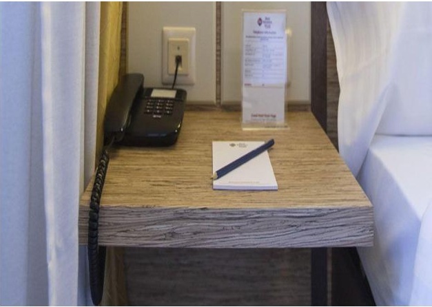 Bureau après rénovation avec vinyle adhésif - Résultat final rénové