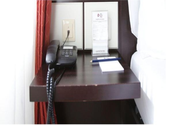 Bureau avant rénovation avec vinyle adhésif - État initial