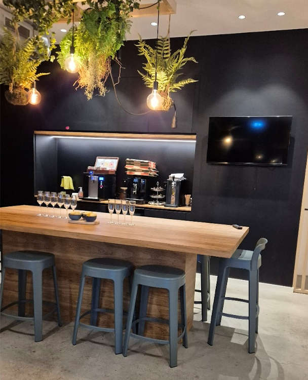 Rénovation et peinture de cuisine à Magny-en-Vexin avec pose de vinyle adhésif sur les portes et plan de travail