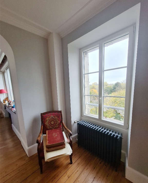 Salon rénové avec mise en couleur élégante et harmonieuse par Léna Rénove