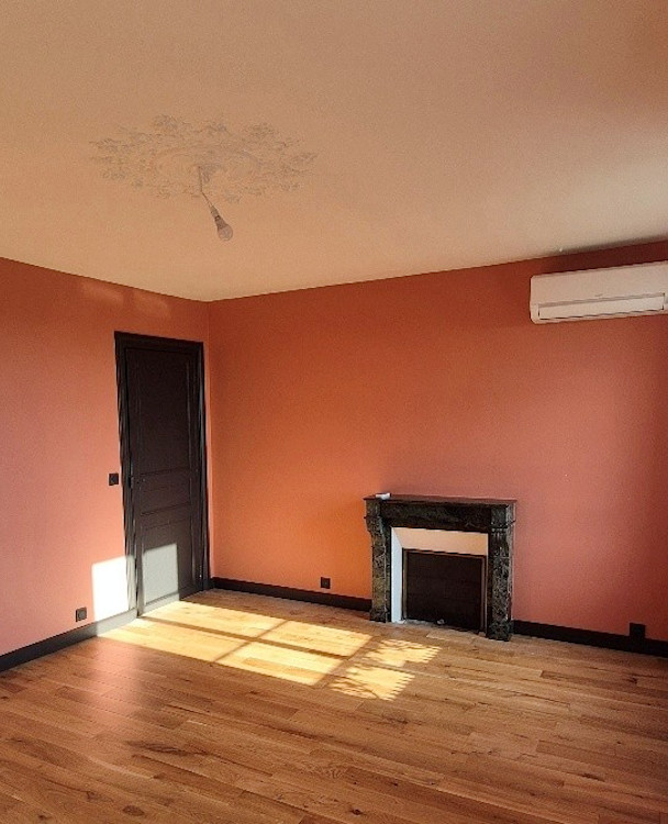 Pièce rénovée avec relooking mural et teinte douce et chaleureuse