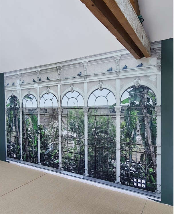 Pose de papier peint panoramique décoratif - Installation sur-mesure par Léna Rénove