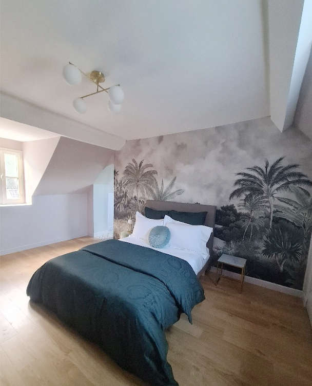 Pose de papier peint graphique original à effet verrière